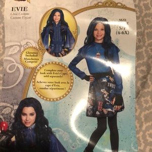 Descendants Evie costume, wig and heart necklace.